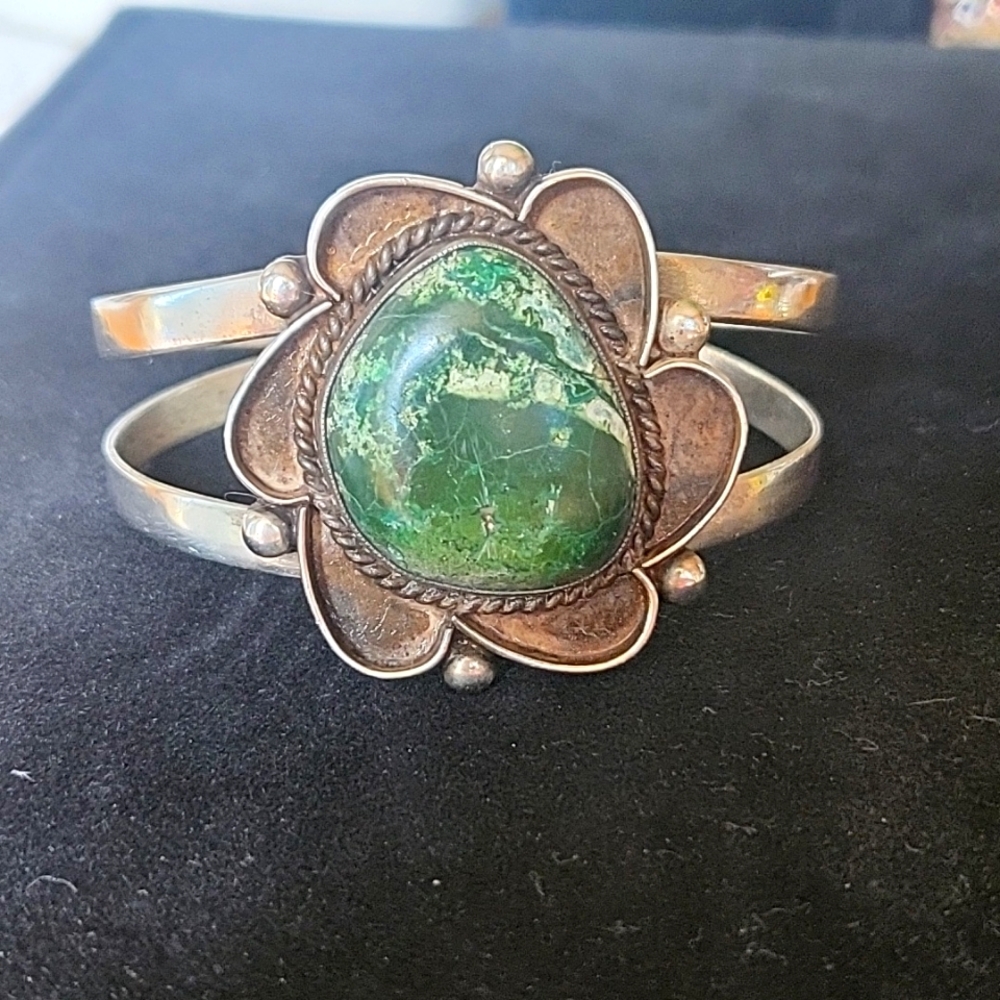 VINTAGE STERLING SILVER AND GREEN TURQUOISE CUFF.FIRM.